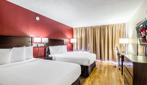 Suite (2 Double Beds w/Sofa Bed, Smoke Free)