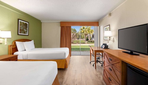 Habitación, 2 camas dobles, accesible para personas con discapacidad (Mobility, Bathtub w/Grab Bars)