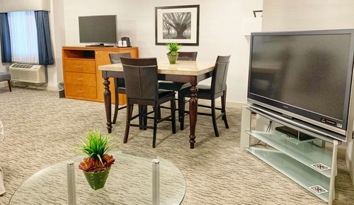 Habitación estándar, 2 camas de matrimonio, no fumadores (Dining Table;Larger Room)