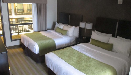 Habitación estándar, 2 camas de matrimonio, frigorífico y microondas, junto a la piscina (1st Floor)