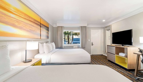 Habitación Premier, 2 camas de matrimonio, no fumadores (Mobility/Hearing Impaired)