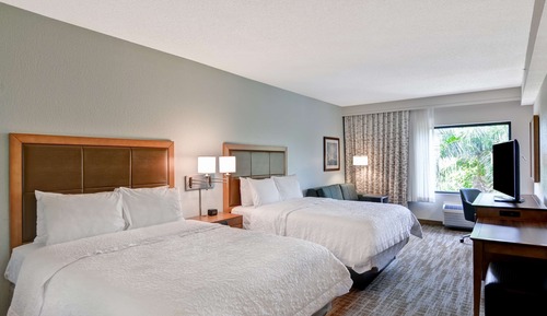 Habitación, varias camas, frigorífico y microondas