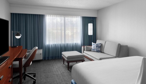 Habitación, 1 cama de matrimonio grande con sofá cama (Mobility/Hearing Access, Roll-In Shwr)