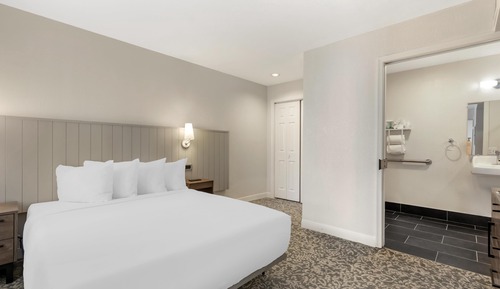 Suite, 2 camas de matrimonio, accesible para personas con discapacidad (Two Bedroom Mobility Tub)