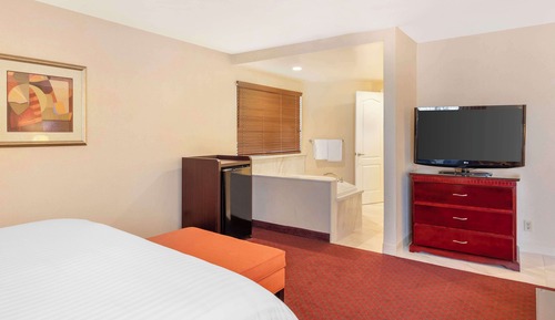 Suite, 1 cama de matrimonio grande, no fumadores, frigorífico y microondas (with Sofabed)