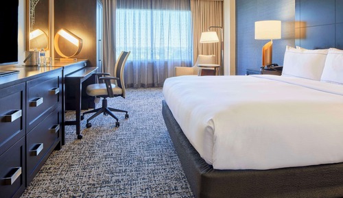 Habitación, 1 cama de matrimonio grande (Mobility & Hearing, Roll-in Shower)