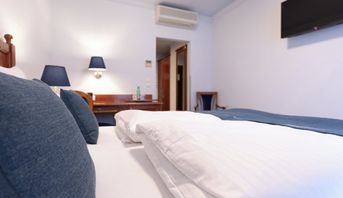 Habitación estándar, 1 cama de matrimonio grande, balcón (Up to 3 Guests, Family Room)