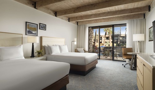 Habitación, 2 camas de matrimonio, patio, junto a la piscina