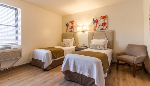 Habitación con 2 camas individuales, 2 camas individuales, frigorífico y microondas