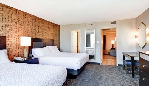 Suite, varias camas (Roll-In Shower, Mobilty & Hearing)