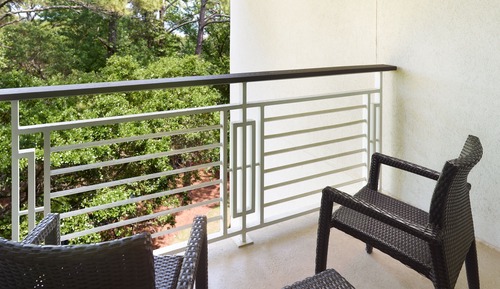 Habitación, 1 cama de matrimonio grande, no fumadores, balcón (Mobility/Hearing Accessible, Tub)