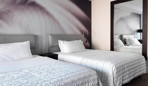 Habitación Deluxe, 2 camas dobles, balcón, vistas parciales al mar