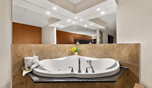 Suite, 1 cama de matrimonio grande, no fumadores, bañera de hidromasaje (1st Floor;with Sofabed)