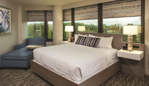 Habitación triple Premier, 1 cama de matrimonio grande (Tower Corner King with Balcony)