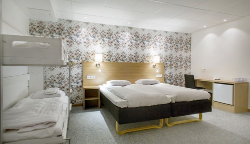 Habitación familiar, sin ventanas (Including a light evening meal)