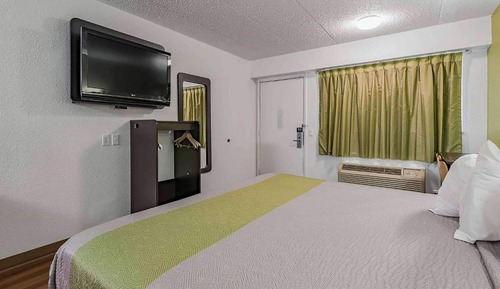 Habitación, 1 cama de matrimonio grande, fumadores (Mobility, Bathtub w/Grab bars)