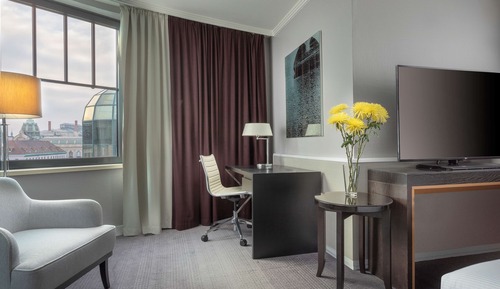 Habitación superior, 1 cama de matrimonio grande (with Sofa)