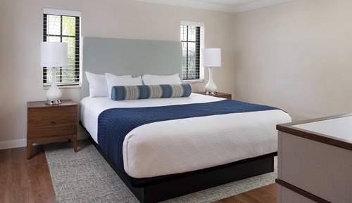 Suite, 1 cama de matrimonio grande con sofá cama, vistas a la piscina