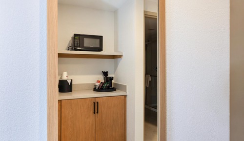 Habitación, 1 cama de matrimonio grande con sofá cama, frigorífico y microondas