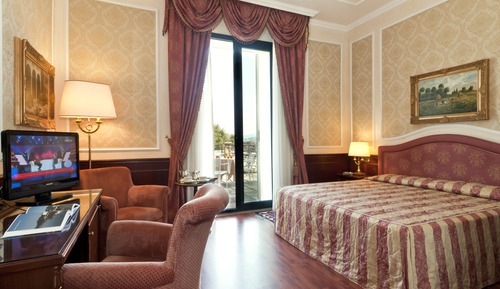 Habitación estándar con 1 cama doble o 2 individuales (Partial Lake or Pool side)