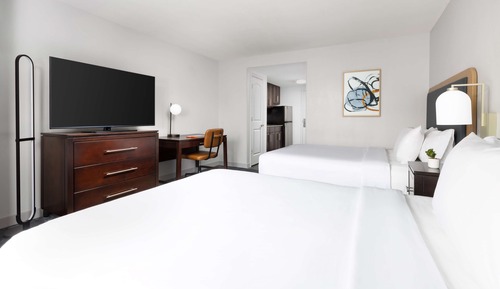 Habitación, 2 camas de matrimonio, accesible para personas con discapacidad, bañera (Mobility)