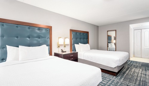 Habitación, 2 camas de matrimonio (Mobility & Hearing, Roll-in Shower)