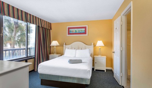 1 Queen Bed, Suite, Side View, Non-Smoking