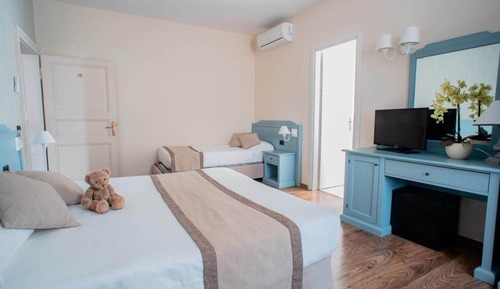 Habitación familiar, vistas parciales al lago (in Hotel, No Lift)