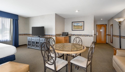 Suite, 1 cama de matrimonio grande, no fumadores, frigorífico y microondas (with Sofabed)