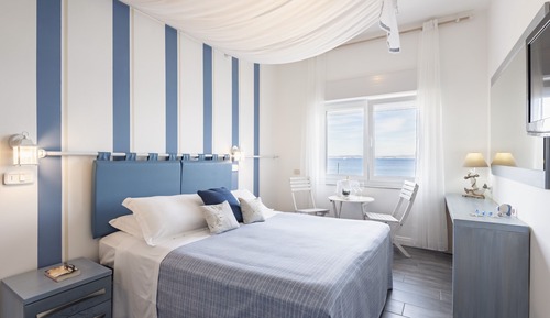 Habitación superior con 1 cama doble o 2 individuales, vistas al mar