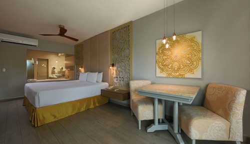 PREMIER SWIM UP JUNIOR SUITE