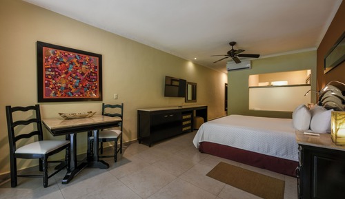 BEACH FRONT SWIM UP JUNIOR SUITE