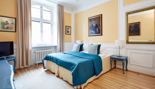 Habitación con 2 camas individuales, baño compartido (Located in corridor)