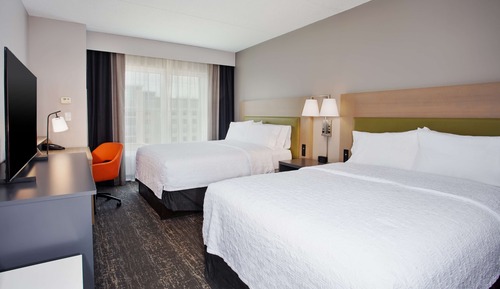 Habitación, 2 camas de matrimonio, accesible para personas con discapacidad (Mobility & Hearing)