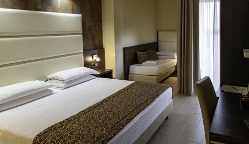 Habitación triple Premium, balcón (City transfer included)