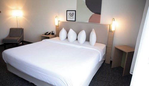 Habitación, 1 cama de matrimonio grande, bañera (Mobility, Hearing)