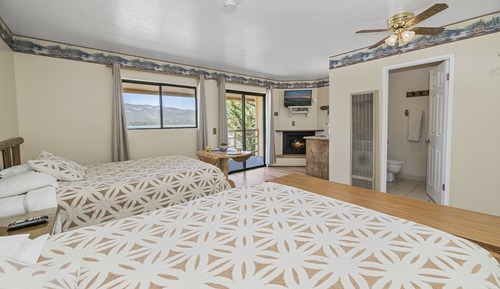 Habitación estándar, 2 camas de matrimonio, balcón, vistas al lago