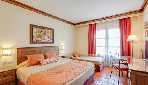 Habitación Estándar, 3 adultos (entradas incluidas Port Aventura y 1 entrada Ferrari Land)