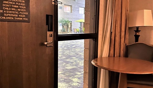 Habitación estándar, 2 camas de matrimonio, frigorífico y microondas, junto a la piscina