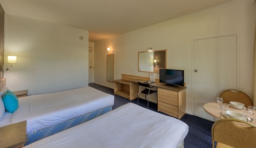 Habitación básica con 2 camas individuales