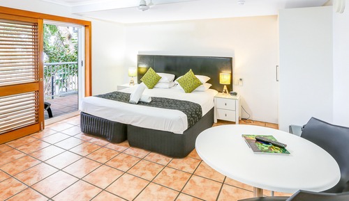 Estudio, vistas a la playa (Partial)