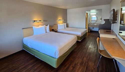 Habitación, 2 camas de matrimonio, accesible para personas con discapacidad (Roll Shwr)