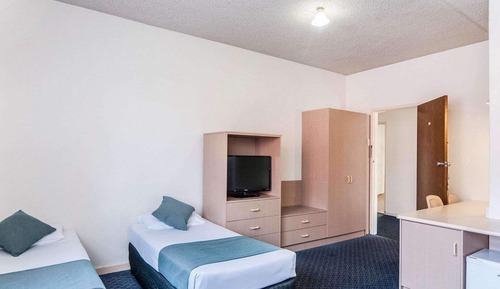 Habitación estándar, varias camas, no fumadores (1 Queen and 3 Singles)