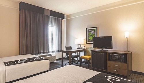 Habitación, 2 camas dobles, accesible para personas con discapacidad (Mobility, Roll-In Shower)