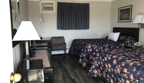 Habitación estándar, 2 camas dobles (No Pets Allowed)