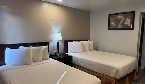 Habitación, 2 camas de matrimonio, fumadores, frigorífico y microondas