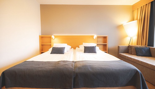 Habitación superior con 2 camas individuales, balcón, vistas al lago