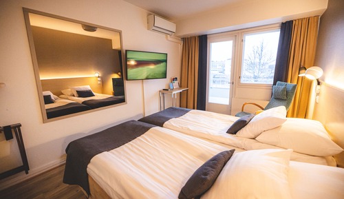 Habitación estándar con 2 camas individuales, balcón, vistas al lago