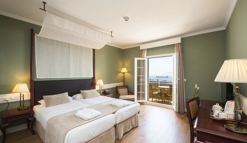 Habitación con 2 camas individuales, balcón, vistas al mar