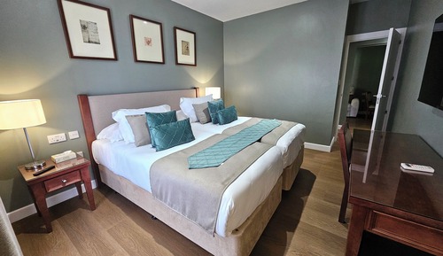 Suite familiar, 2 habitaciones, balcón, vistas parciales al mar
